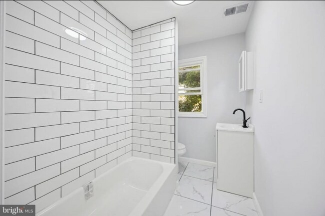 Foto del edificio - 566 Rutherford Ave