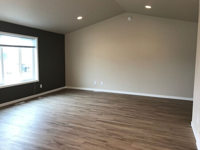 Building Photo - 943 Eaglewood Ave