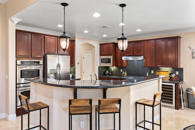 Foto del edificio - Spacious Mountain’s Edge Home with Den, Sunroom, 3-Car Garage & Private Spa Retreat