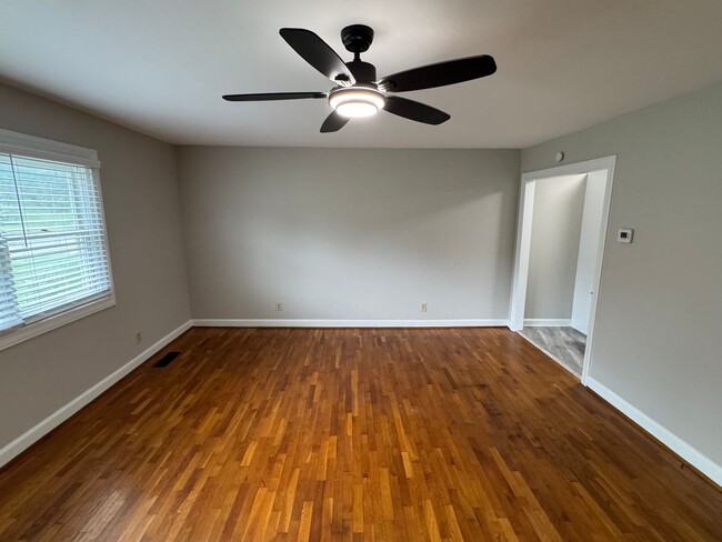 Foto del edificio - 2112 N Stewart Ave