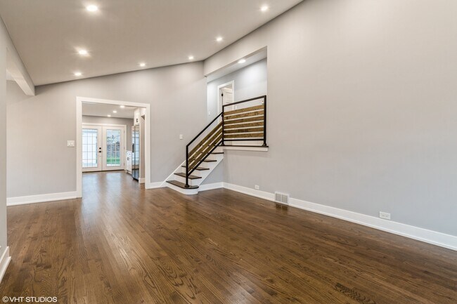 Building Photo - 732 W Millers Rd