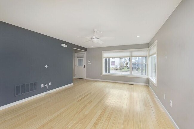 Foto del edificio - Lovely 3 Bedroom 2.5 Bath Townhome Steps From The Monon!