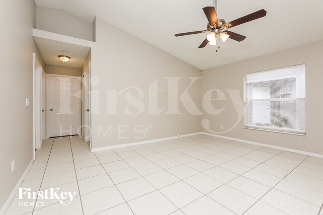 Foto del edificio - 7466 Groveoak Dr