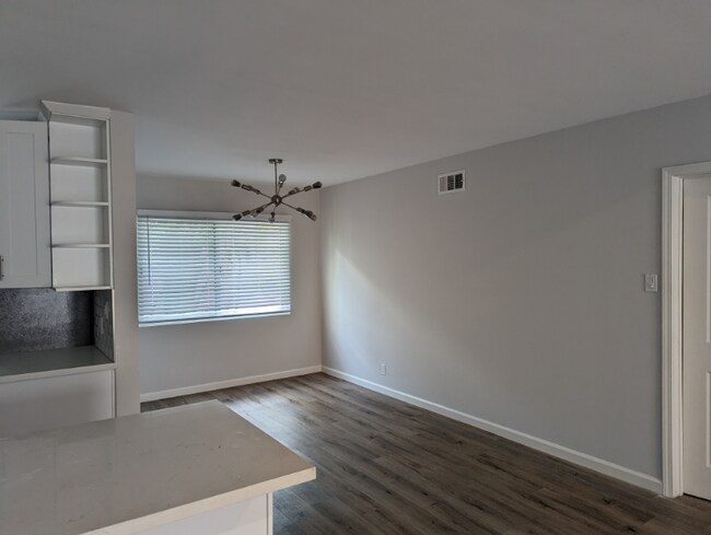Building Photo - 337 N Oakhurst Dr
