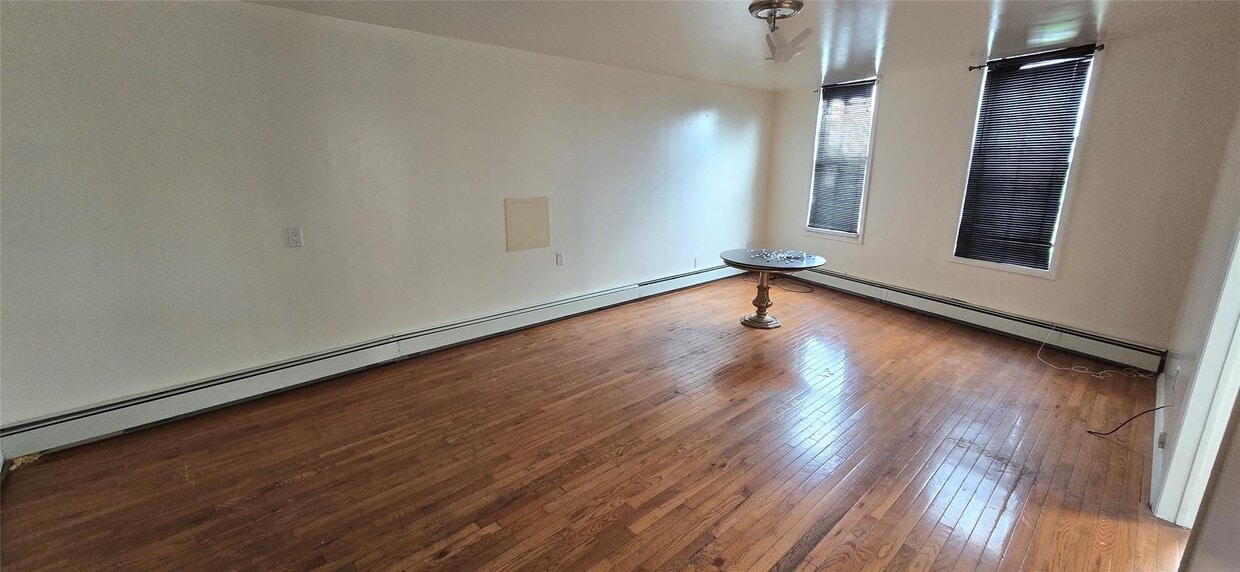 Primary Photo - 263 W Merrick Rd