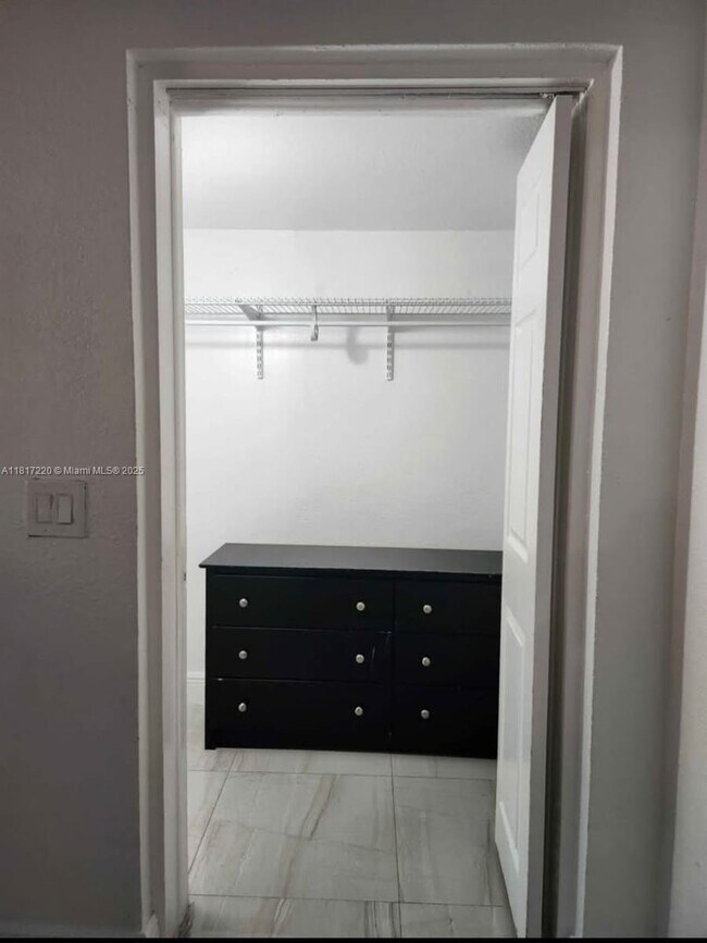 Foto del edificio - 1868 NW 112th St