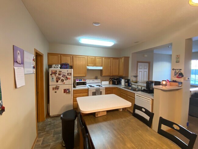 Foto del edificio - 848 Trenton Ln N