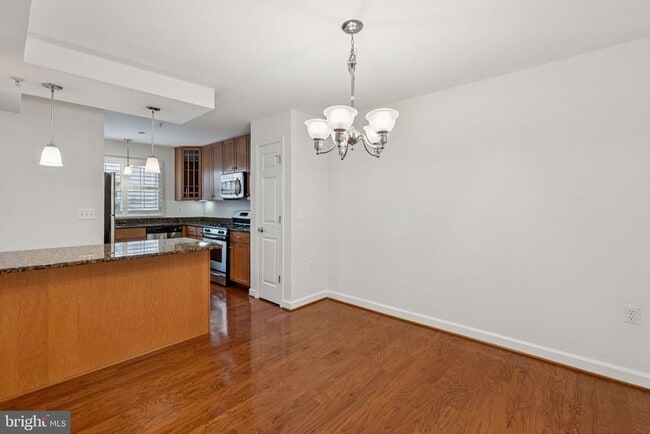 Building Photo - 4149 S Four Mile Run Dr