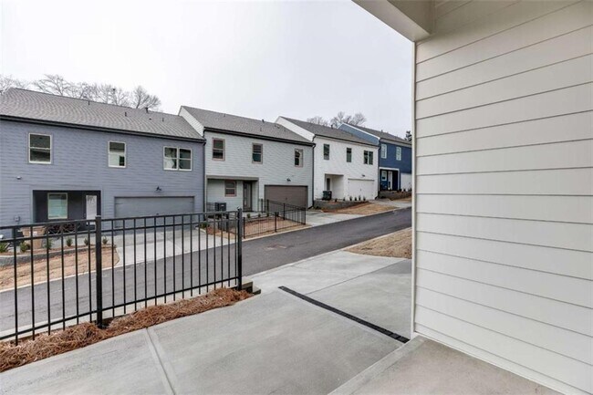 Building Photo - 5631 W Pine St