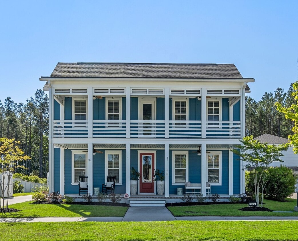 Primary Photo - Better than new 4 bedroom + office on larg...