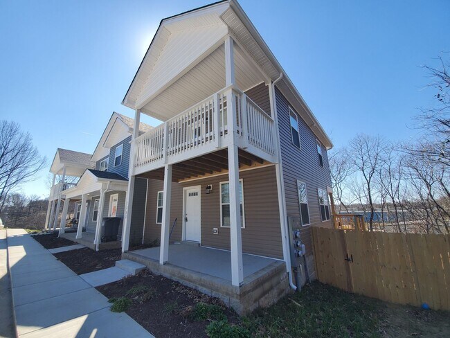 Building Photo - $1650 - 3 Bed 2.5 Bath End Unit Luxury Tow...