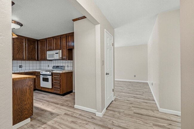 Building Photo - 2025 Sweetwater Dr
