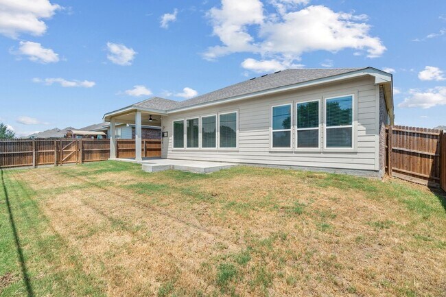 Building Photo - 1440 Lakeview Dr
