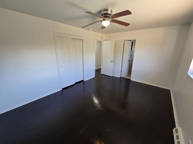 Foto del edificio - Nice size 4 Bedroom  2 Bath with 2 living ...
