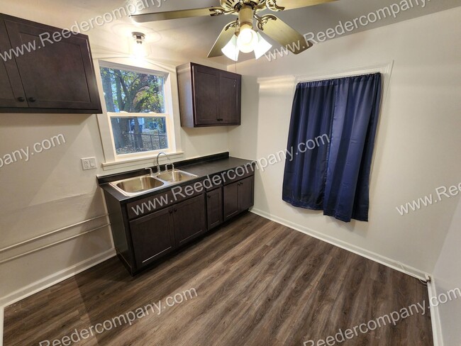 Building Photo - Updated 2 bedroom 1 bathroom duplex