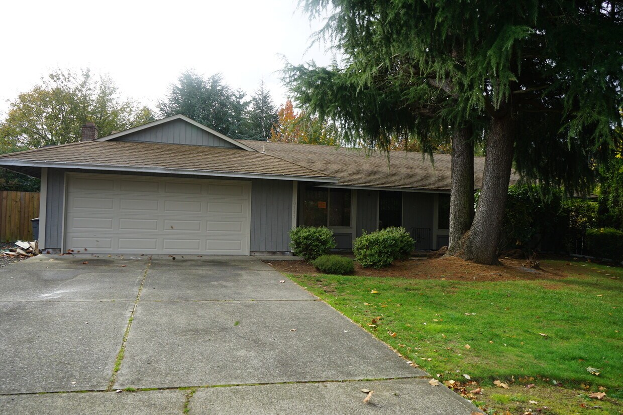Photo - Beauitfully updated Ranch Style Home w/ RV/Boat Parking for Rent - 10111 NE Tanglewood Dr