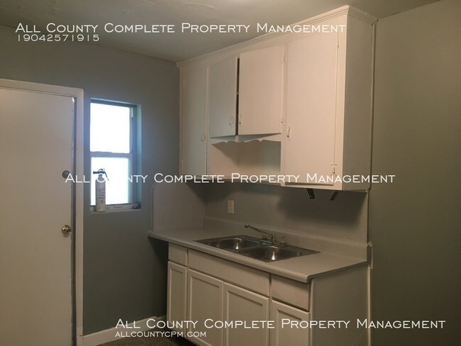 Building Photo - Two-Bedroom Triplex Unit - Water Included!