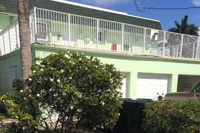 Foto del edificio - 121 S Lakeside Dr