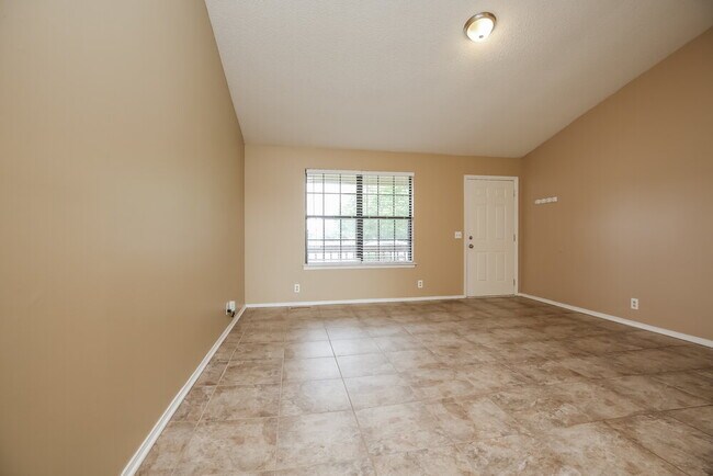 Building Photo - 2621 Deerpath Dr