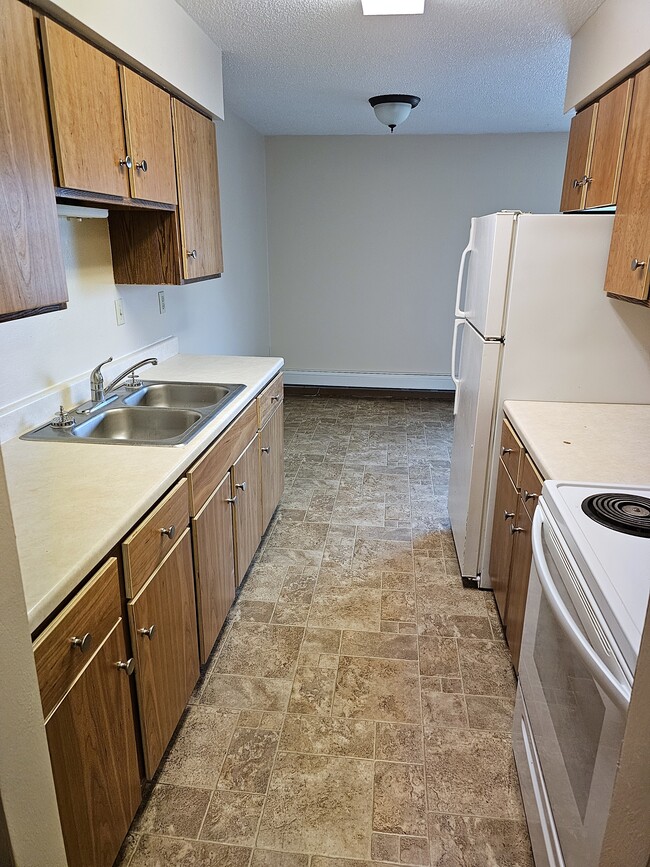 Kitchen - Castlewood Knolls Apartments