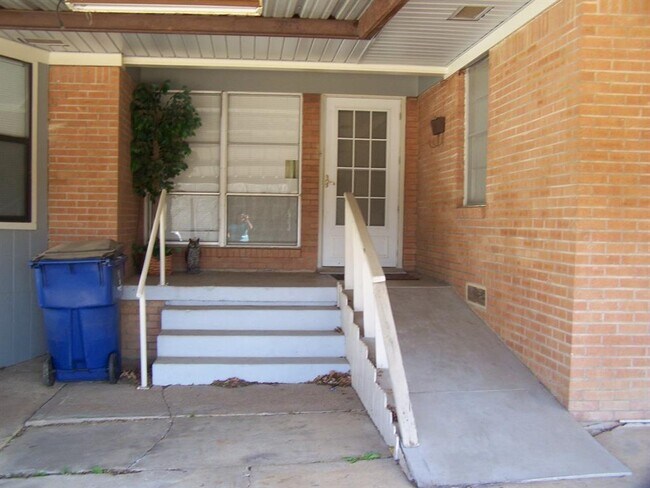 Building Photo - 12 Geraldine Ln
