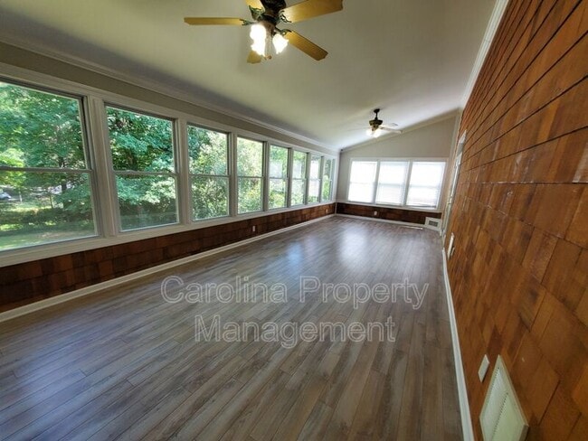Foto del edificio - 2545 Rea Rd