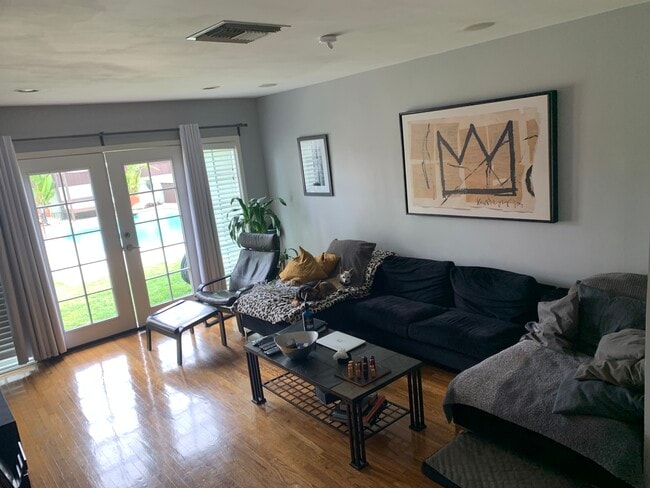 Foto del edificio - 8956 Swinton Ave