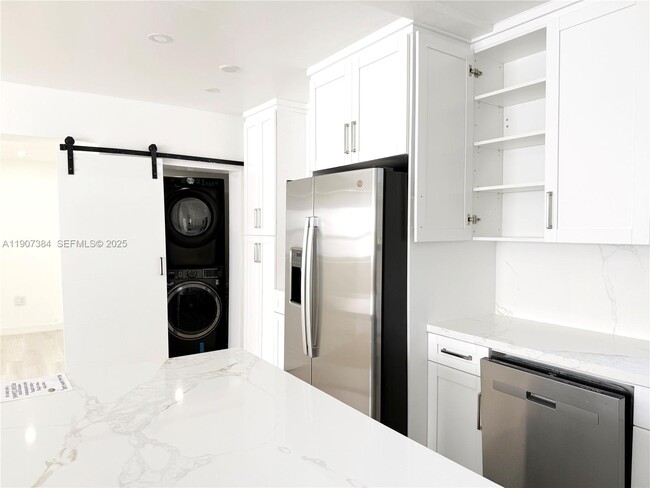 Building Photo - 631 NE 171 St