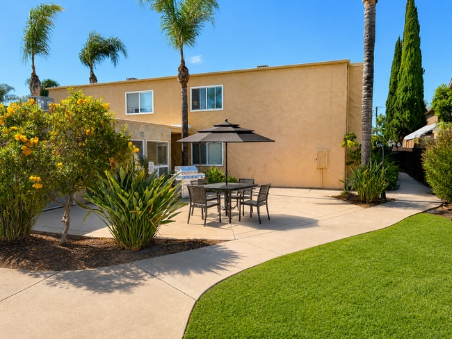 Building Photo - Beautiful Updated 2 Bed / 1.5 Bath Condo