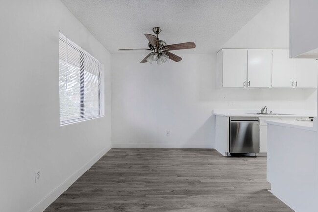 Building Photo - Chatsworth Rent This Now