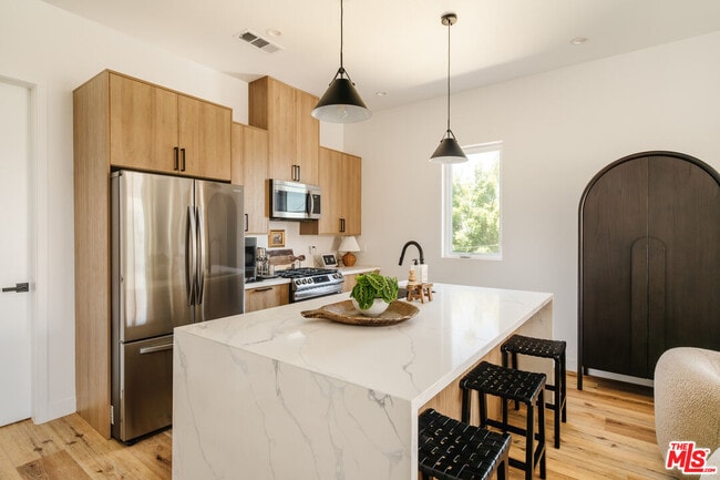 Foto del edificio - 4460 W Maplewood Ave