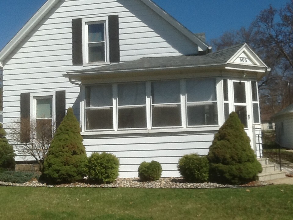 Exterior - 606 Dewey Ave
