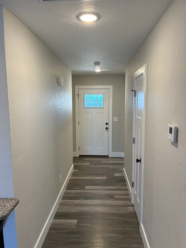 Building Photo - Beautiful 3 bedroom, 2 bath, 2 car garage duplex in Ozark! Spacious, granite with open / split be...