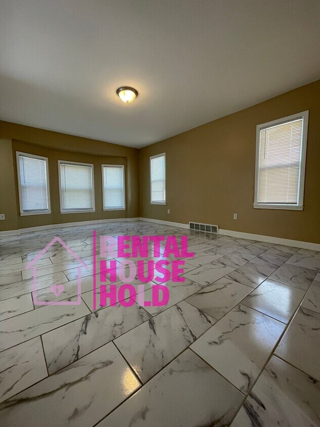 Primary Photo - Gorgeous 3 Bedroom Home Awaits Just $1350 ...
