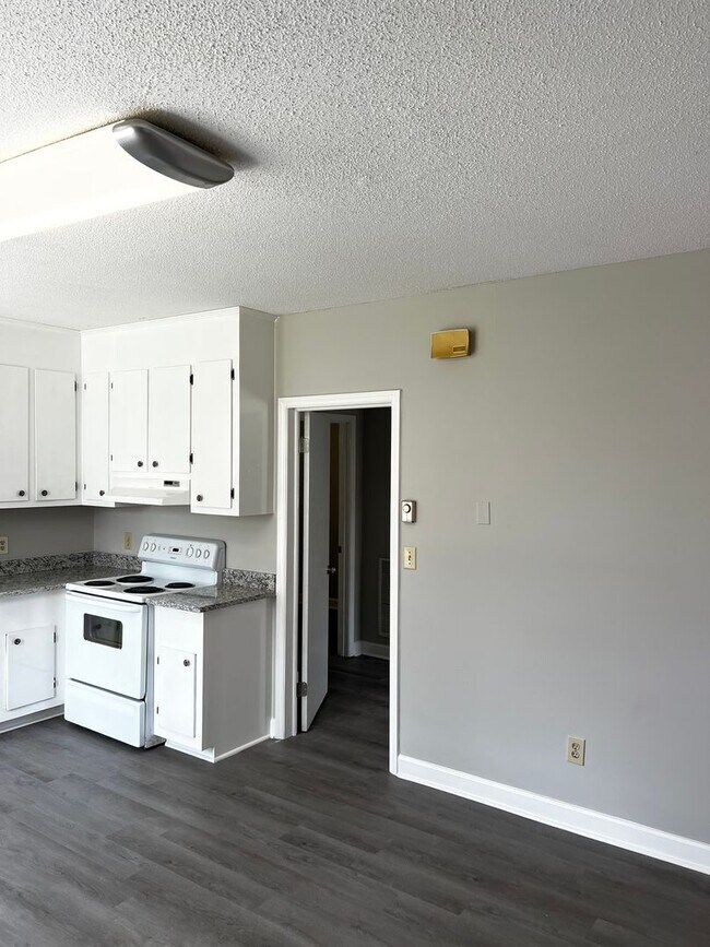 Foto del edificio - Newly Renovated 1 Bed/1 Bath Quadplex in C...
