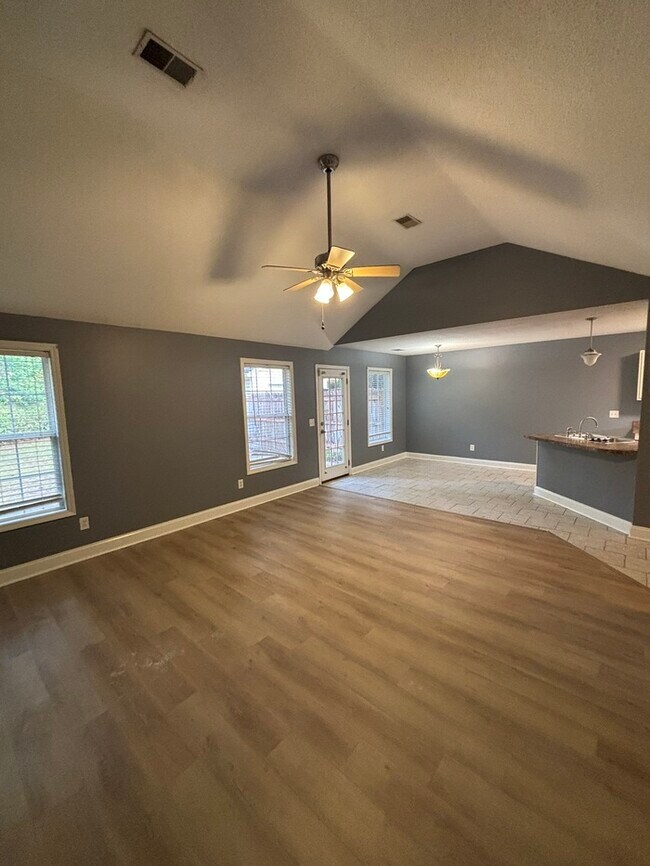 Foto del edificio - 864 Burnside Dr