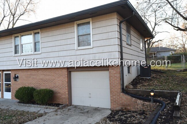 Building Photo - 4736 Antioch Rd Merriam KS 66203