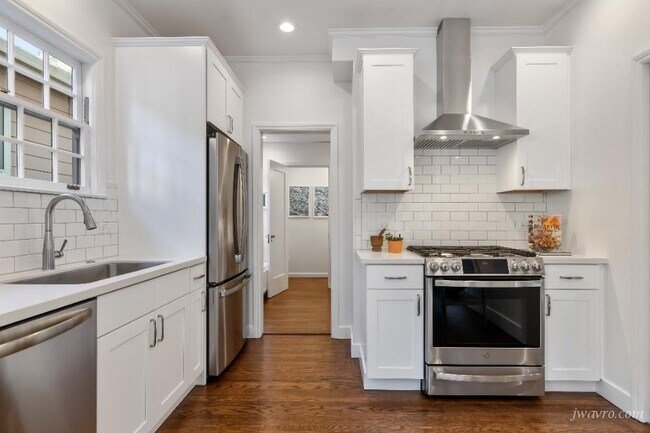 Foto del edificio - 230 Magellan Ave