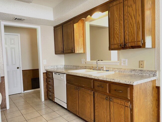 Foto del edificio - Great Home in Moore Schools ~ Close & Convenient to Highways & Shopping! - COMING SOON!