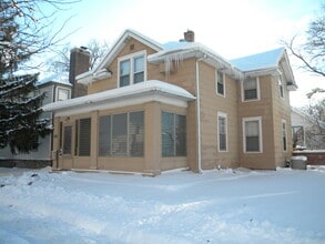 Building Photo - 608 8th St SE