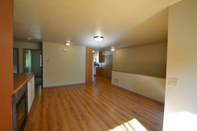 Building Photo - Nice 3 Bed Upstairs Flat - Walking Distance to Campus!