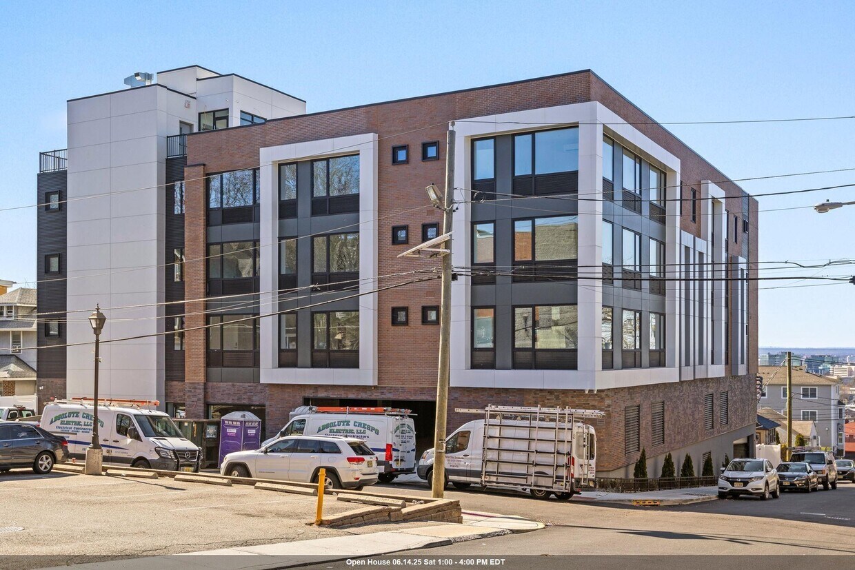 Primary Photo - 4525 Bergenwood Ave