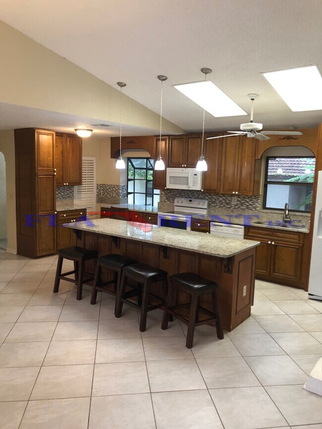 Building Photo - * APPLICATION PENDING.  DO NOT APPLY! *.3/2 Villa with pool in Tuscawilla**