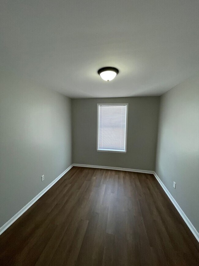 Foto del edificio - 8497 Douglas Ave