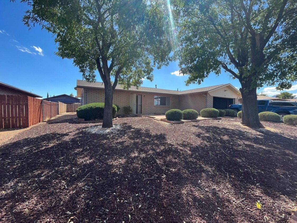 Building Photo - 3 bedroom home with large family room