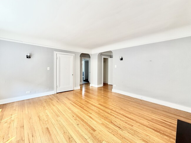 Building Photo - 2801 W Lunt Ave