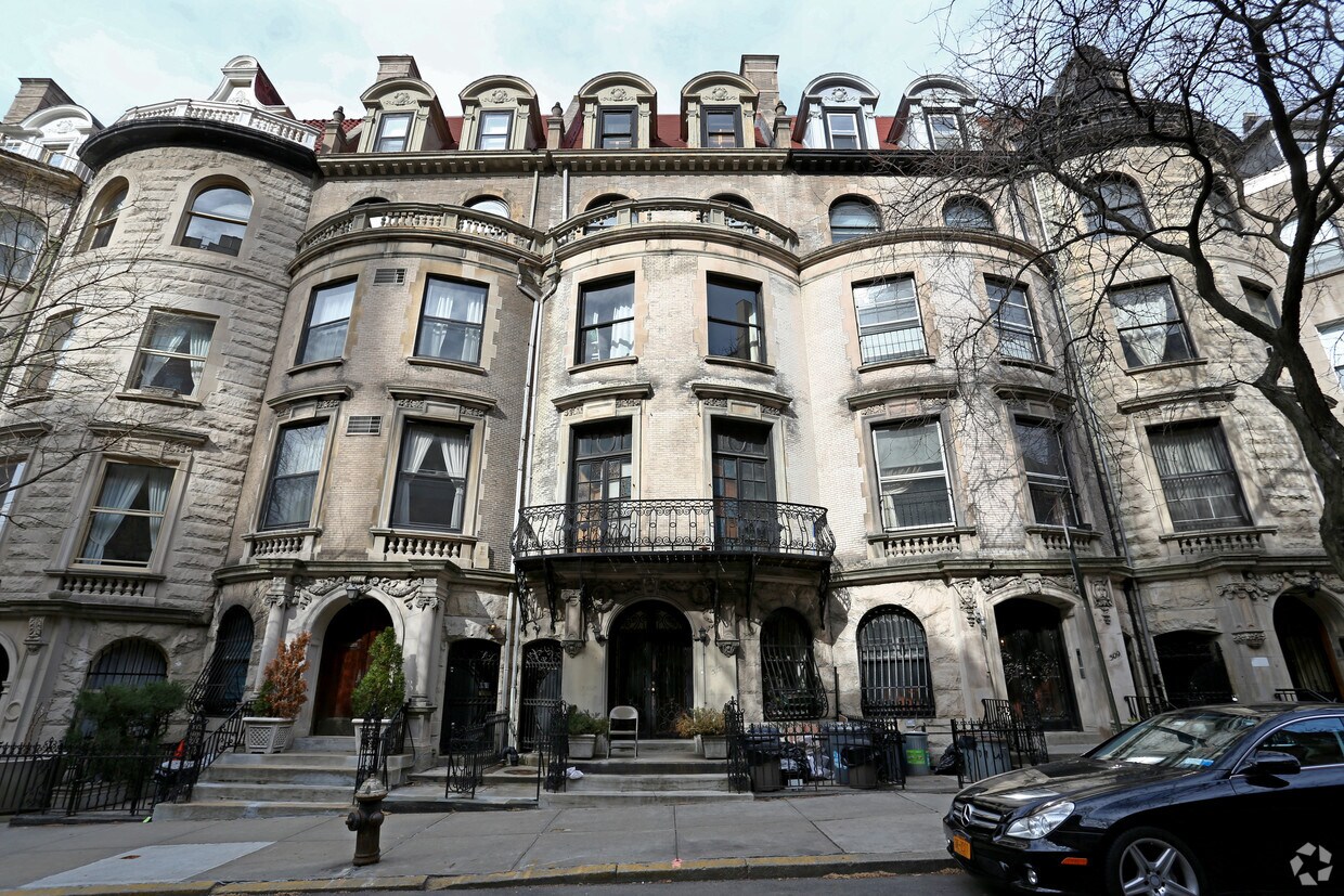 Building Photo - 311 W 107th St