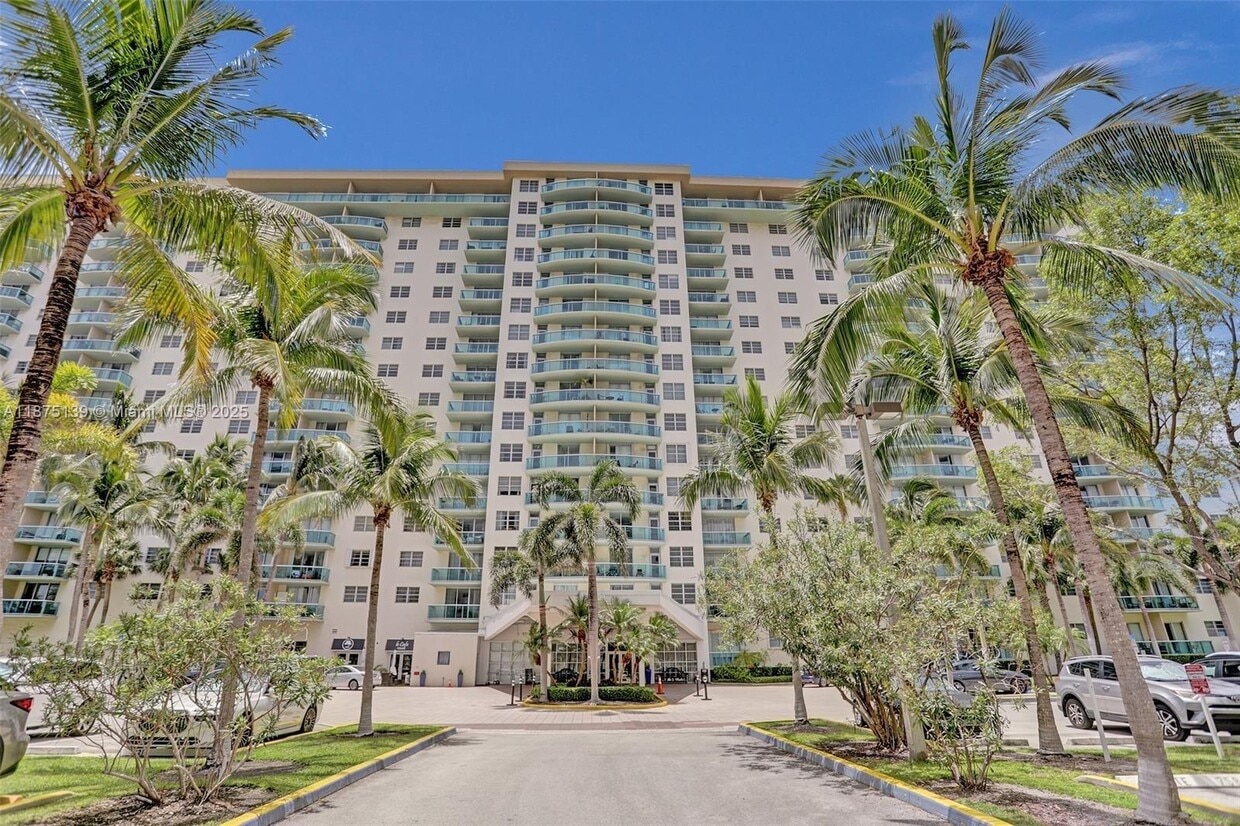 Foto principal - 19390 Collins Ave