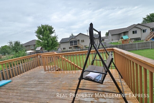 Building Photo - Large 4 bedroom 3 bathroom house with a fenced in yard