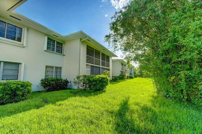 Building Photo - 2340 SW 22nd Ave